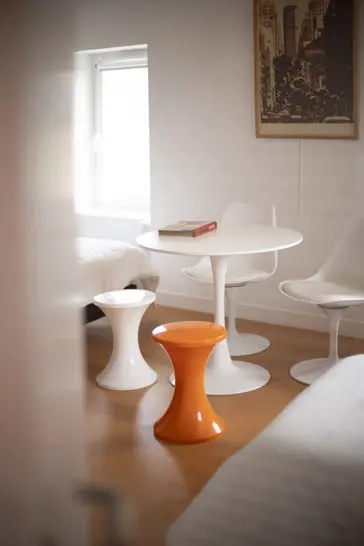 Villa Juno -  Table et chaises tulipe par le designer finlandais Eero Saarinen en 1956